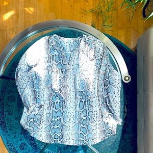 ✨ Daniel Rainn✨ Snake Print V-Neck Blouse W/Two Slip Pockets& Gold Cone Buttons